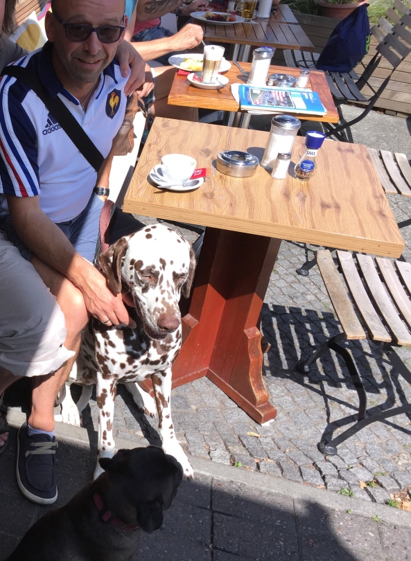 På en av bynes restauranger traff jeg en hyggelig man som hadde med seg to hunder uten bånd. Han het Alex og fortalte at dette var helt vanlig i Tyskland men i hvert fall Berlin.